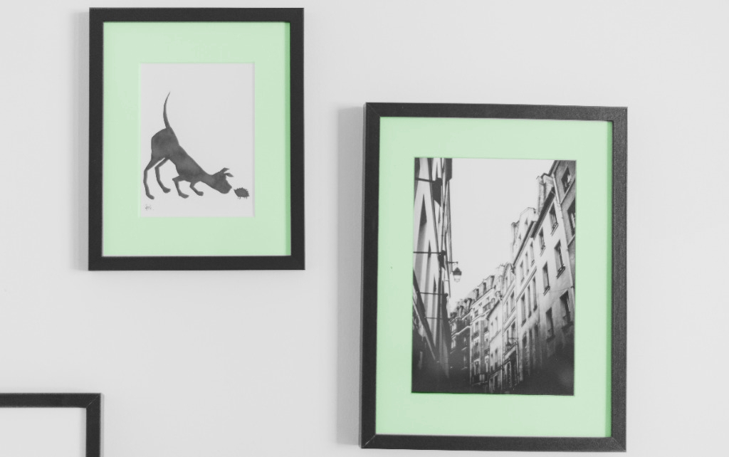 pictures hanging on wall, the passe-partout is highlighted
